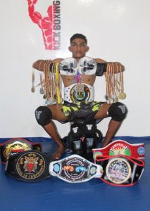 PELEADOR. Ismael Toala Olmedo, de 20 años, tiene récords mundiales, cinturones y trofeos en la disciplina del kickboxing. 