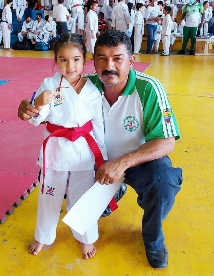 TORNEO. Aleska Arroyo, ganó medalla de oro en Kata y Kumite, categorpia infantil, junto al instructor del club IKA Esmeraldas, Jackson Fabre. 