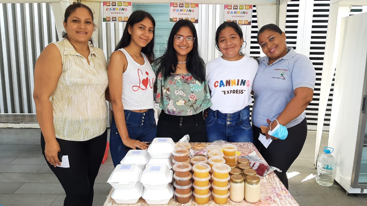 Johann Briones, Krisley Moreno, Melany Moreno, Melanie Bautista y Mayra Bautista con su idea de negocio ‘Canning Express’.