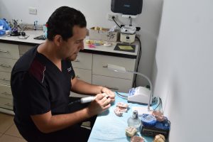 LABORATORIO. La odontología ofrece servicios más integrales.
