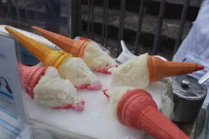GASTRONOMY.  Eating a paila ice cream in the Historic Center is part of tourism.