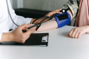 La presión arterial alta en niños es casi siempre asintomática. Es decir, no tiene ningún síntoma o malestar notable.