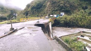 Destrucción. El puente de Apuela, en Intag, uno de los más transitados de la zona, se vio afectado por las lluvias y la crecida del río.