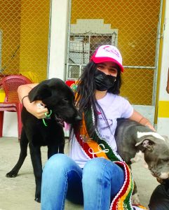COMPARTIR. Nahir Paredes, reina de La Concordia también fue parte de la primera ‘Navidad Canina’ que se realizó en el  cantón, con la coordinación del voluntariado “Patitas felices”