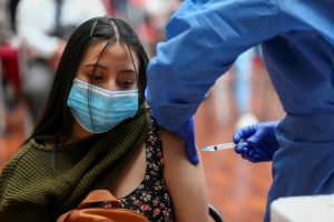 El Gobierno, con el apoyo de la empresa privada, logró cumplir la meta de vacunar 9 millones de ecuatorianos en los primeros 100 días de gobierno.