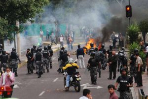APOYO: El gobierno de Rafael Correa transformó el reclamo laboral de los policías en un intento de golpe de Estado.