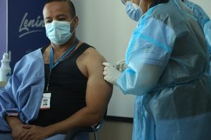 VACUNA. Una de las primeras personas en recibir la vacuna contra la Covid-19 en Ecuador.