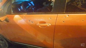 Evidencias. Las balas impactaron en la carrocería de un Jeep.