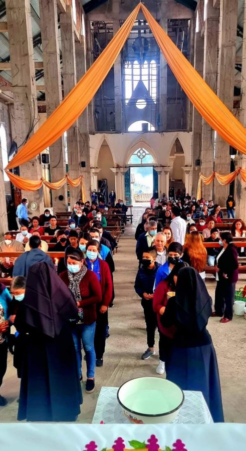 Alto movimiento de feligreses en iglesias por Semana Santa