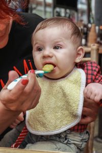 Una adecuada alimentación es esencial para el desarrollo del bebé.